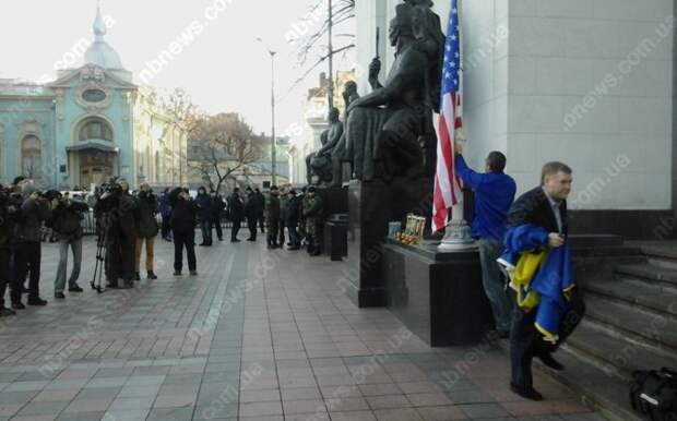 Холопам в Украине, кто флаги США лобызают! Вот как надо любить РОДИНУ! Холопам в Украине, кто флаги США лобызают! Вот как надо любить РОДИНУ!
