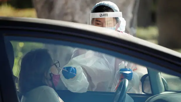 Число умерших пациентов с коронавирусом в США превысило 300 тысяч