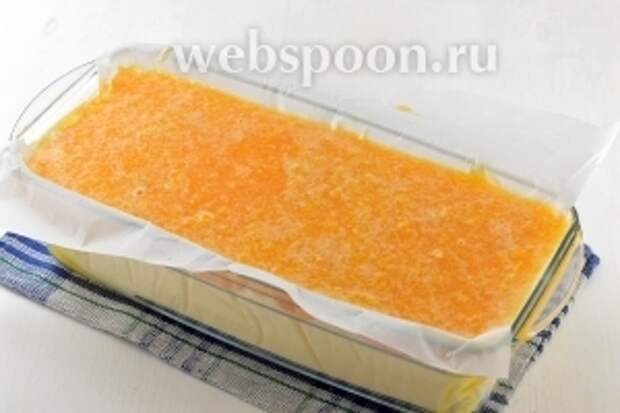 Вылить апельсиновую массу на творожную.