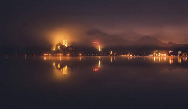 Рассвет на озере Блед в Словении