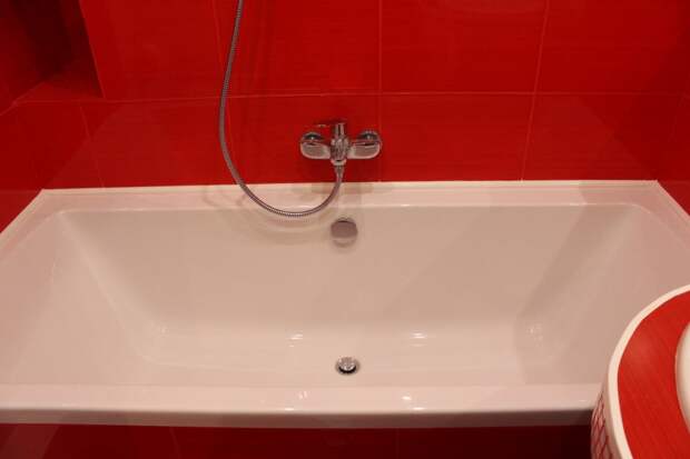 Бело-красная ванная