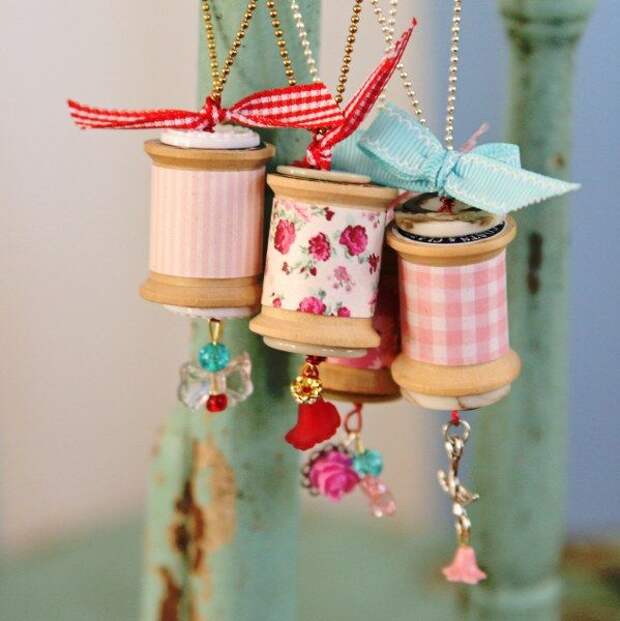 I can't get over how cute these are! Diy vintage spool necklaces