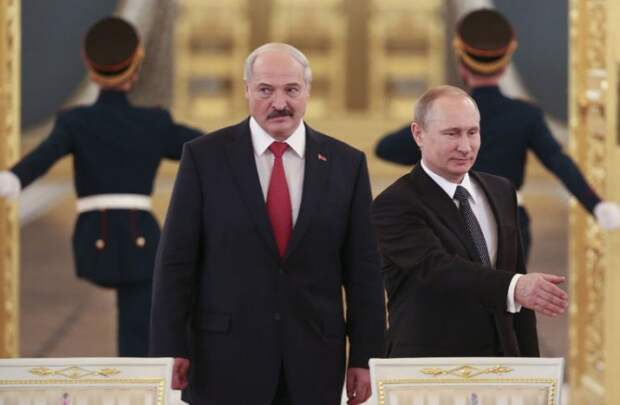 СМИ: Белорусы хотят видеть своим президентом Путина
