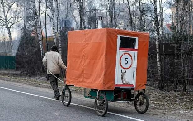 Лучше быть Конём, чем стоять на месте: россиянин с самодельной тележкой идёт пешком в Бразилию