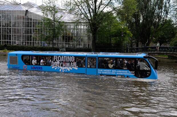 Безумный автобус в Амстердаме, который едет по воде