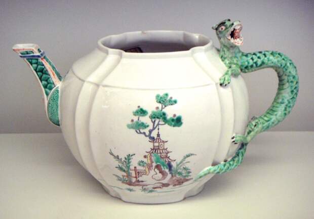 Chantilly_sof_porcelain_teapot_1735_1740