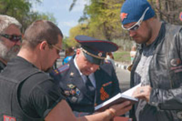 Ночные волки распространяют книги о военной истории России
