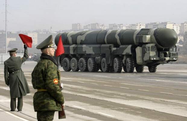 Подвижной ракетный комплекс "Тополь-М" во время подготовки к военному параду, Алабино, 2009 г.