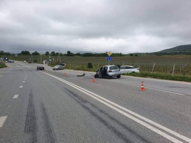 На трассе Ялта - Севастополь автоледи протаранила три автомобиля