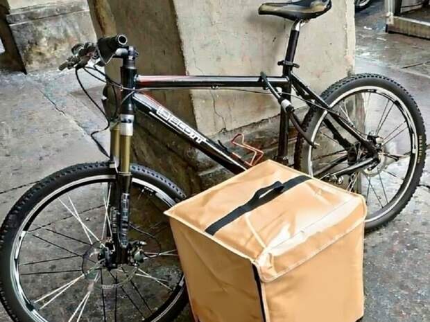 Ярославец украл и выбросил короб и велосипед курьера