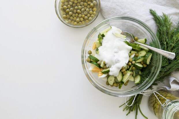 Пекинская капуста, печень трески и домашний майонез: салат за 15 минут