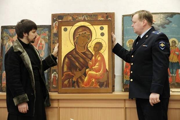 Передача настоятелю Покровского храма в Усть-Печеньге икон, украденных из этой церкви