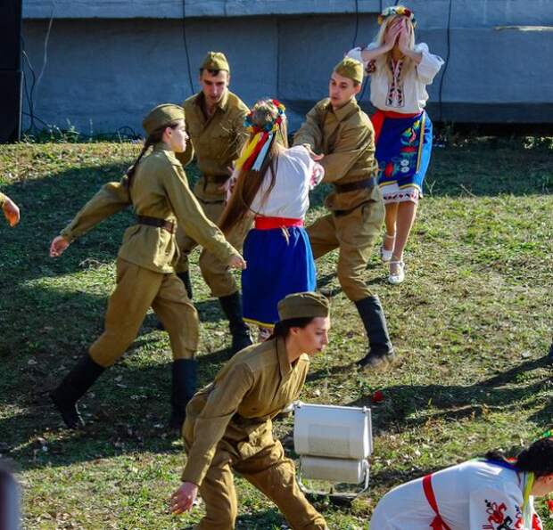 В день освобождения Запорожья власти инсценировали сцены изнасилования украинок советскими солдатами (МНОГО ФОТО)
