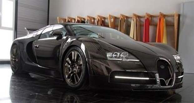 Фотография: Интересные факты про Bugatti Veyron: ● Тормоза для Bugatti делает компания, которая делает тормоза для аэробусов. ● У Bugatti есть собственное крыло, которые управляется автоматически датчиком скорости. Оно помогает Bugatti удерживаться на земле, потому, что авто едет быстрее, чем самолет при разгоне. ● Его разрабатывали совместно с аэрокосмическими конструкторами. ● В логотипе инициалы Этторе Бугатти - основателя компании. ● У Bugatti двойной V образный 8-цилиндровый двигатель, вместе они составляют 16-ти цилиндровый, что бы комфортно ездить в городе и на трассе. Сделан из титана. Состоит более чем из 3500 частей. ● Настоящая мощность мотора 3000 л.с. — 2/3 этой энергии уходит в тепло. При первом тесте двигателя, чуть не сгорело все здание, ведь было выделено столько тепла, что хватило бы на согрев 100 домов в зимний период. ● При тестировании первого Bugatti Veyron, при скорости свыше 300 км/ч из выхлопной трубы вырывалось пламя длинной 2 метра. Хотели оставить эту фишку, но это незаконно. Пришлось разработать уникальную систему охлаждения. ● 100 км/ч набирается всего за 2.5 секунды. 300 км/ч за 17 секунд. ● Переключение передач осуществляется без спада мощности, всего за 150 мс, это быстрее, чем моргнуть глазом. Все это благодаря трансмиссии с двойным сцеплением. ● Один только контроллер переключения передач мощнее чем 4 компьютера. ● Тормозные диски у Bugatti из высокотехнологичного керамического сплава. ● У Bugatti две тормозные системы - одна механическая (на колесах), вторая аэродинамическая (анти-крыло). ● Что бы остановится на скорости 407 км/ч Bugatti нужно всего 10 секунд. ● Для Bugatti пришлось разрабатывать новые шины, ведь никто еще не выпускал шины, способные работать при скорости свыше 400 км/ч. ● Ширина задних колес 37 см. ● Объем бензобака 100 литров, ведь Bugatti очень любит "кушать". Расход топлива в городе - 47,2 л/100км ● Абсолютно всё в Bugatti собирается в ручную.