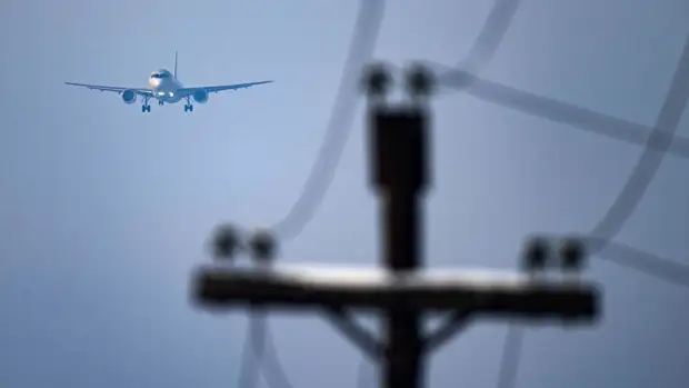 В Ленобласти частный самолет сдуло со взлетно-посадочной полосы