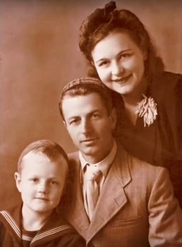 Леонид Кулагин в детстве с родителями. / Фото: www.russia.tv