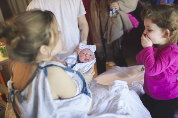 Трогательные моменты встречи детей со своими новорожденными братьями и сёстрами