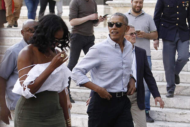 US former President Barack Obama and his wife Michelle walk during their visit to Siena, Tuscany region, Italy, Monday, May 22, 2017. The Obamas arrived in Tuscany last Friday for a six-day holiday. (Fabio Di Pietro/ANSA via AP) комментарии: 