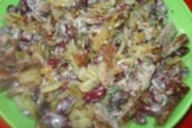 Салат с фасолью и сухариками