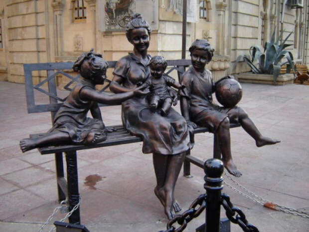 самые трогательные памятники семье 