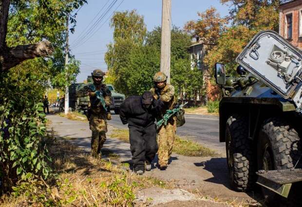 БТРы, вертолёты и Humvee: Нацгвардия Украины показала «противодиверсионные» тренировки в Славянске