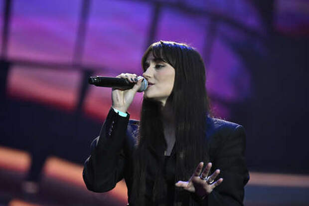 Певица Mona призналась, что плакала во время первой поездки в Париж