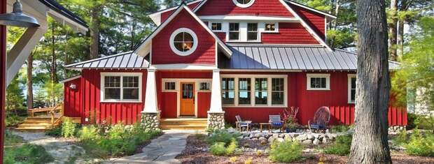 Фасад красного цвета – смелое решение для колоритного образа частного дома.