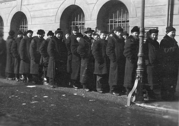 20 марта 1906. Избиратели у подъезда Городской думы во время выборов выборщиков в Первую Государственную думу