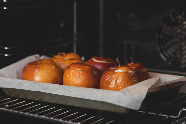 Врач Уртадо: запеченное яблоко перед сном облегчает дискомфорт в животе