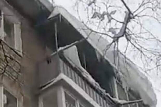 СК проводит проверку после жалоб на плохую уборку снега и наледи с крыши дома в Мичуринске