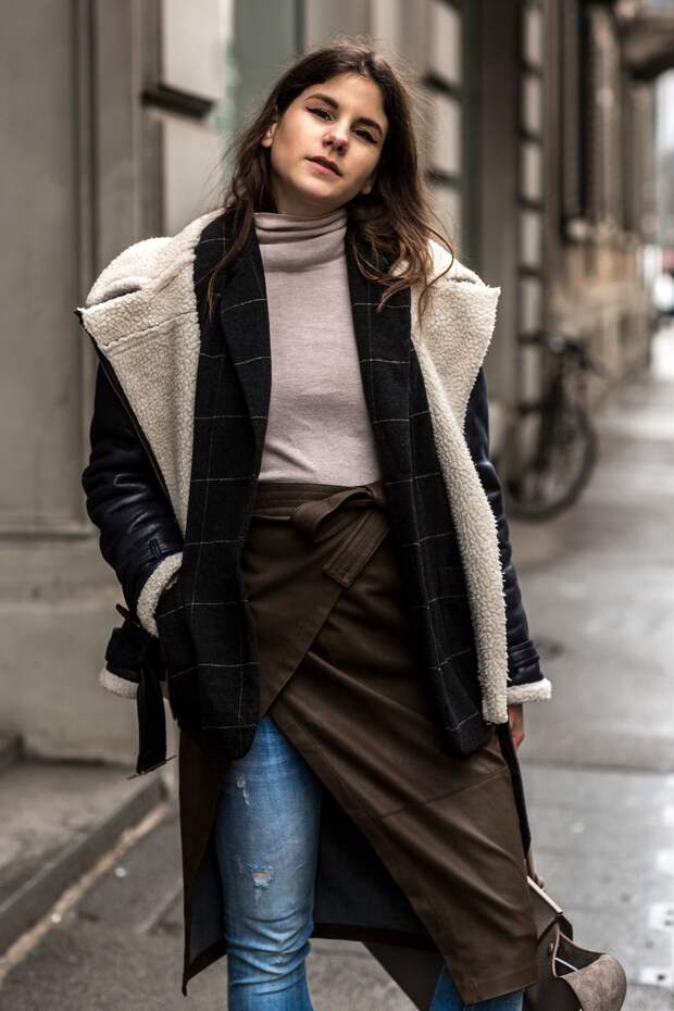 The-Fashion-Fraction-Swiss-Blog-German-Fashion-Blogger-Mode-Skirt-Over-JEans-Gucci-Fur-Trimmed-Slippers-Celine-Tie-The-Knot-13