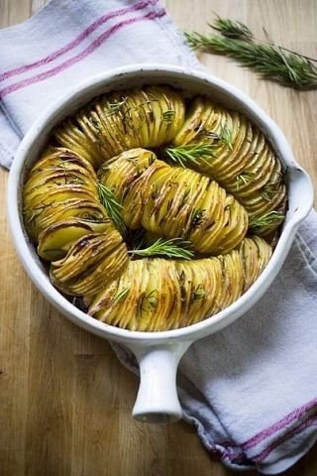 Фото к рецепту: Картофельная гармошка с чесноком.