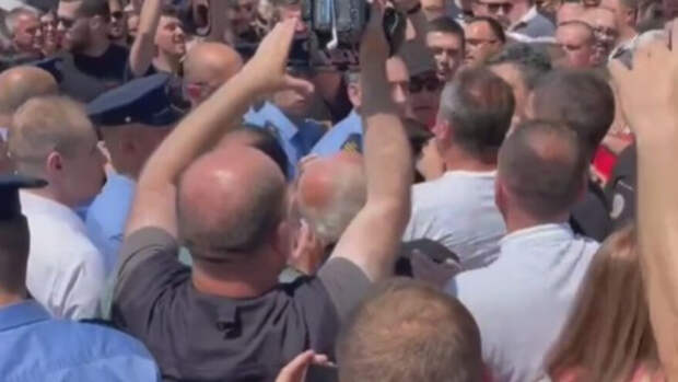 В Косово «полицейский» из Приштины наехал на толпу протестующих сербов