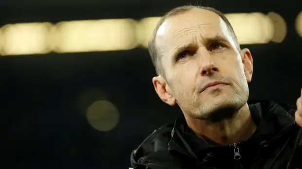 Источник: тренер «Аугсбурга» пропустит матч за нарушение правил карантина