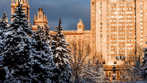 Пожарные ликвидировали возгорание в главном здании МГУ на Воробьевых горах