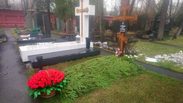Лампадка в виде сердца появилась на могиле Лужкова