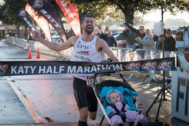 dad-wins-marathon-pushing-stroller-baby-daughter-calum-neff-1