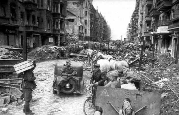 Падение Берлина на фотографиях весны 1945 года (30)