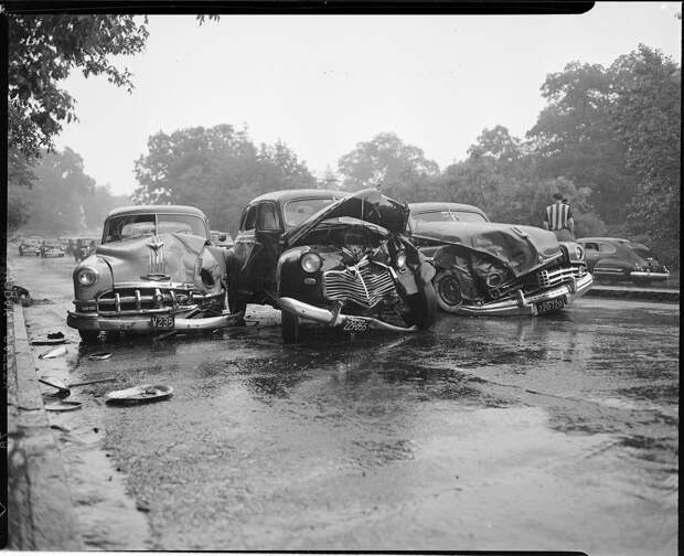 ДТП с несколькими машинами. Авария в промежутке между 1934 – 1956