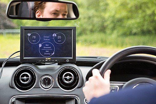 Датчики системы Driver Wellness Monitoring изначально разработаны для использования в больницах. В автомобиле-прототипе полученные с их помощью данные (о частоте пульса и дыхательной функции) выведены на планшет, размещенный под лобовым стеклом. На серийных машинах эту информацию будет отображать проекционный дисплей.
