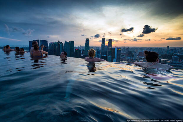 БАССЕЙН ПОД ОБЛАКАМИ: MARINA BAY SANDS В СИНГАПУРЕ.1