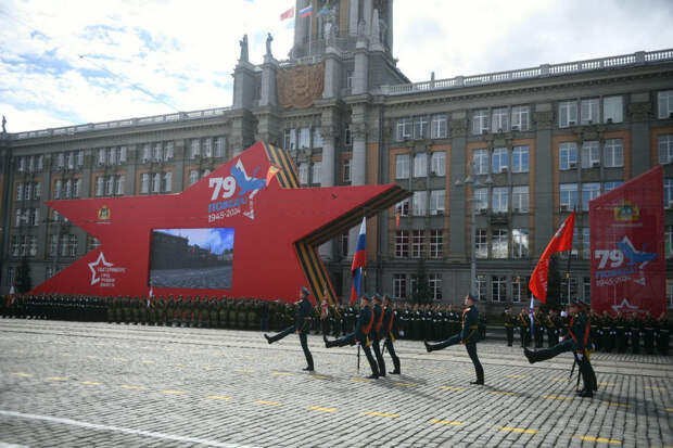 Военный парад в ознаменование 79-ой годовщины Победы в ВОВ завершился в Екатеринбурге