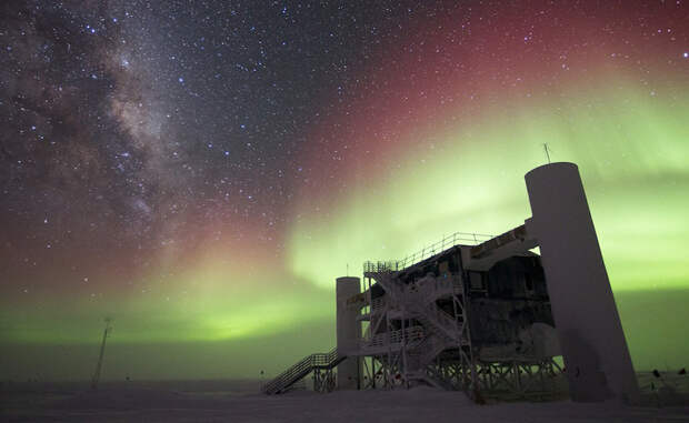 IceCube А это — самый большой нейтринный детектор в мире. IceCube, расположенный на Южном полюсе, использует 5,160 датчиков, распределенных среди более миллиарда тонн льда. Цель — получить нейтрино высоких энергий от чрезвычайно жестоких космических источников, таких как взрывающиеся звезды, черные дыры и нейтронные звезды. Когда нейтрино врезаются в молекулы воды во льду, они выпускают высокоэнергетические извержения субатомных частиц, которые могут распространится на несколько километров. Эти частицы движутся так быстро, что излучают краткий конус света, называемый конусом Черенкова. Ученые надеются использовать полученную информацию, чтобы восстановить путь нейтрино и определить их источник.