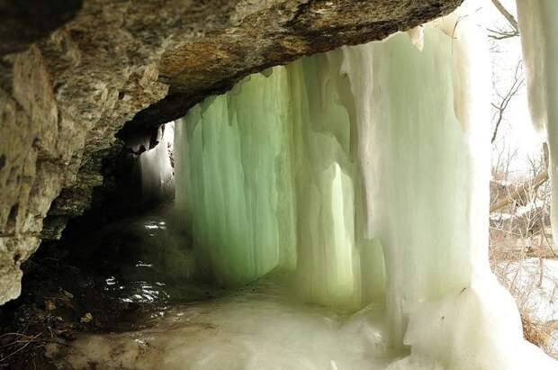 Скованный льдом водопад Миннехаха