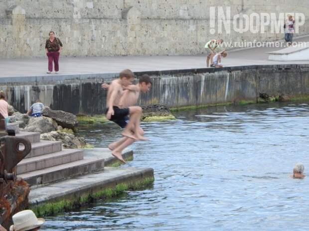 Голые ...опы в центре Севастополя