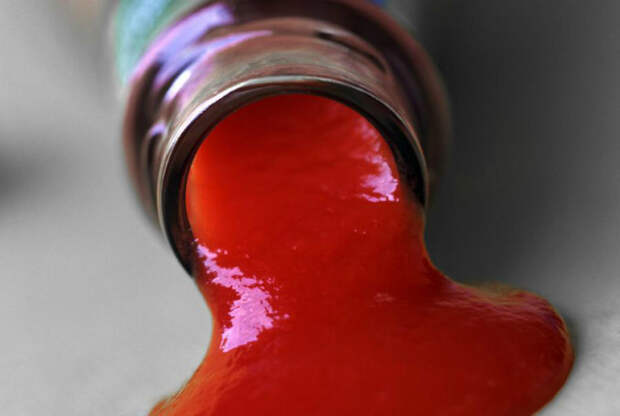 Чтобы кетчуп из новой бутылки лился плавно и без брызг, суньте в нее обыкновенную соломинку, проверните, а затем выньте.