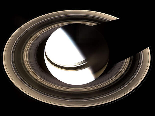 На этом снимке Сатурн переэкспонировали, чтобы выявить детали в его кольцах