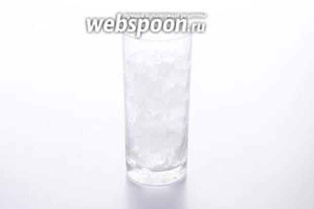 Russian Spring Punch принято сервировать в хайболах — высоких стаканах цилиндрической формы. Засыпаем в стакан нужное нам количество льда (помня, что куда-то ещё и игристое вино придётся влить).