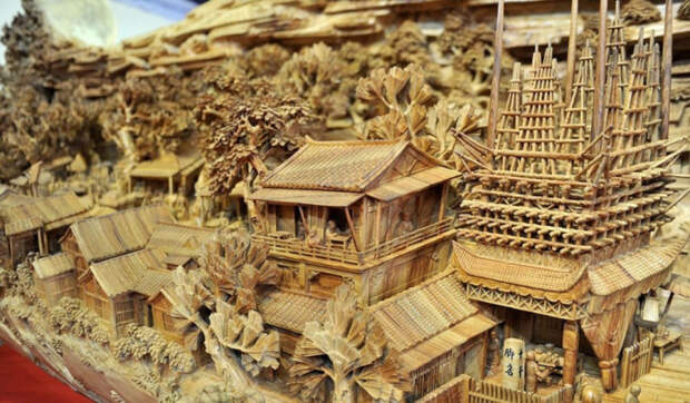 огромная скульптура из дерева, Китай