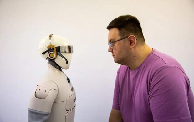 Воздушный поцелуй от робота: в Москве показали доставщиков нового поколения